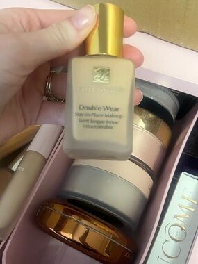 Estée Lauder Double Wear Liquid Foundation - Beige with Gold Cap